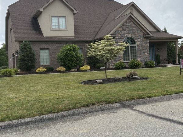 1090 Augusta Cir, Irwin, PA 15642