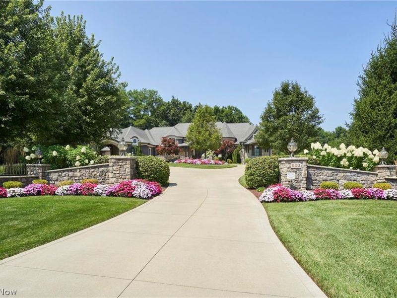 520 Arbor Falls Drive, Sharon, OH 44281 Photo 4