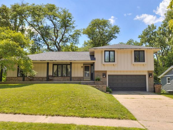 1572 NW 109th Street, Clive, IA 50325