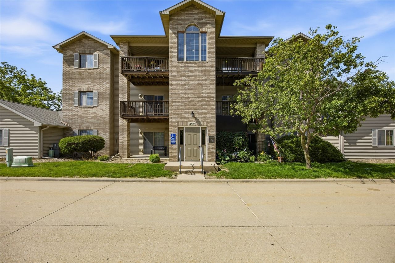 3028 Center Point Ne, Unit 204, Cedar Rapids, IA 52402 Main Photo