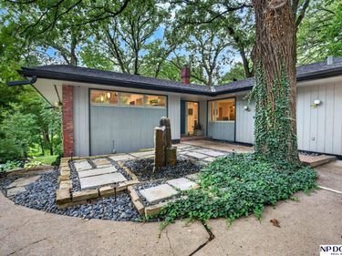 9323 Oak Street, Omaha, NE 68124