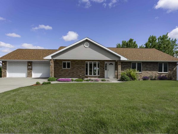 6109 Willow Brook Drive, Dubuque, IA 52002