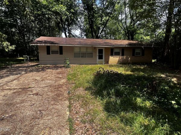 350 Queen Margaret Lane, Jackson, MS 39209