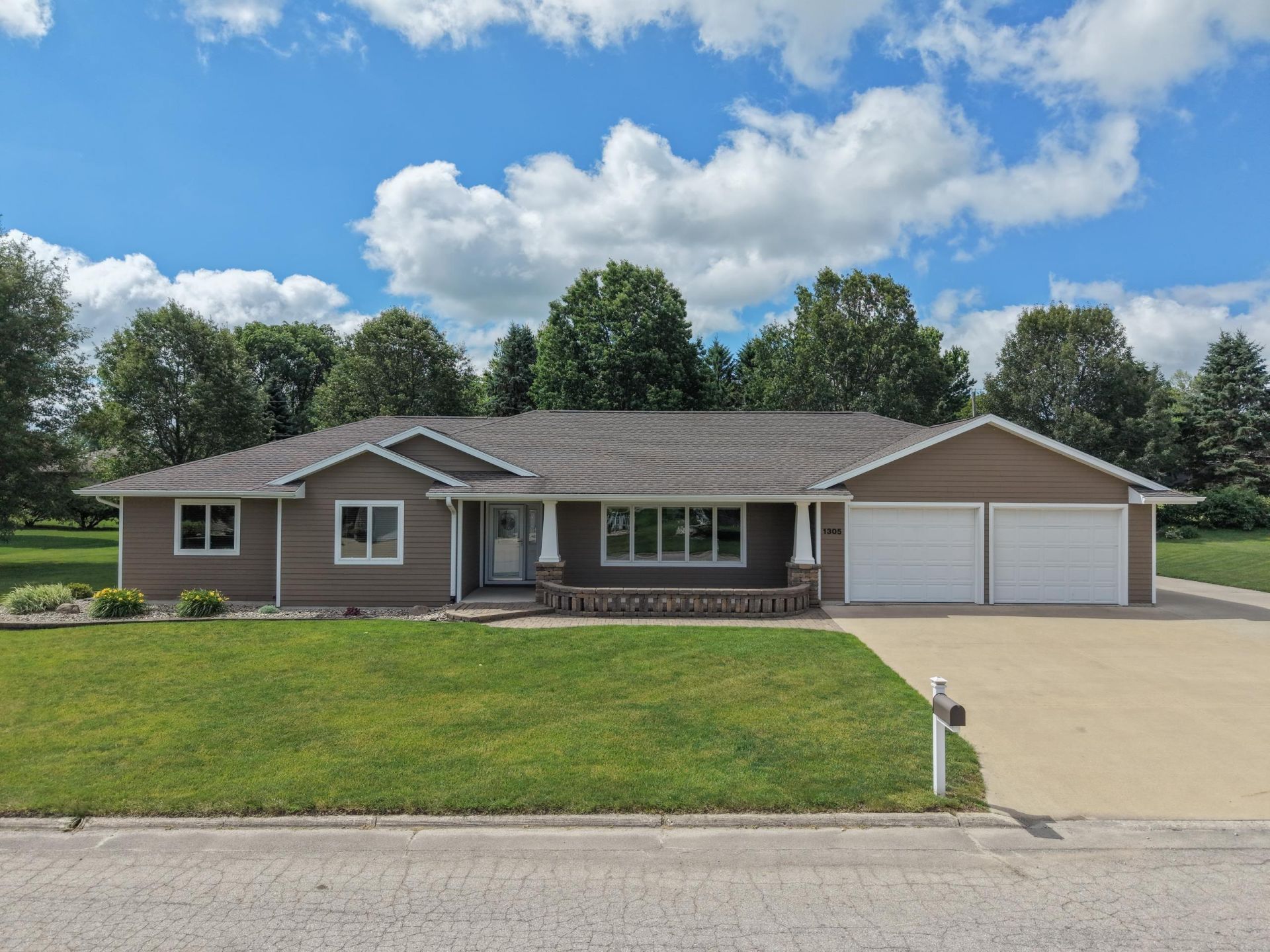1305 Nash Street, Aplington, IA 50604 Main Photo