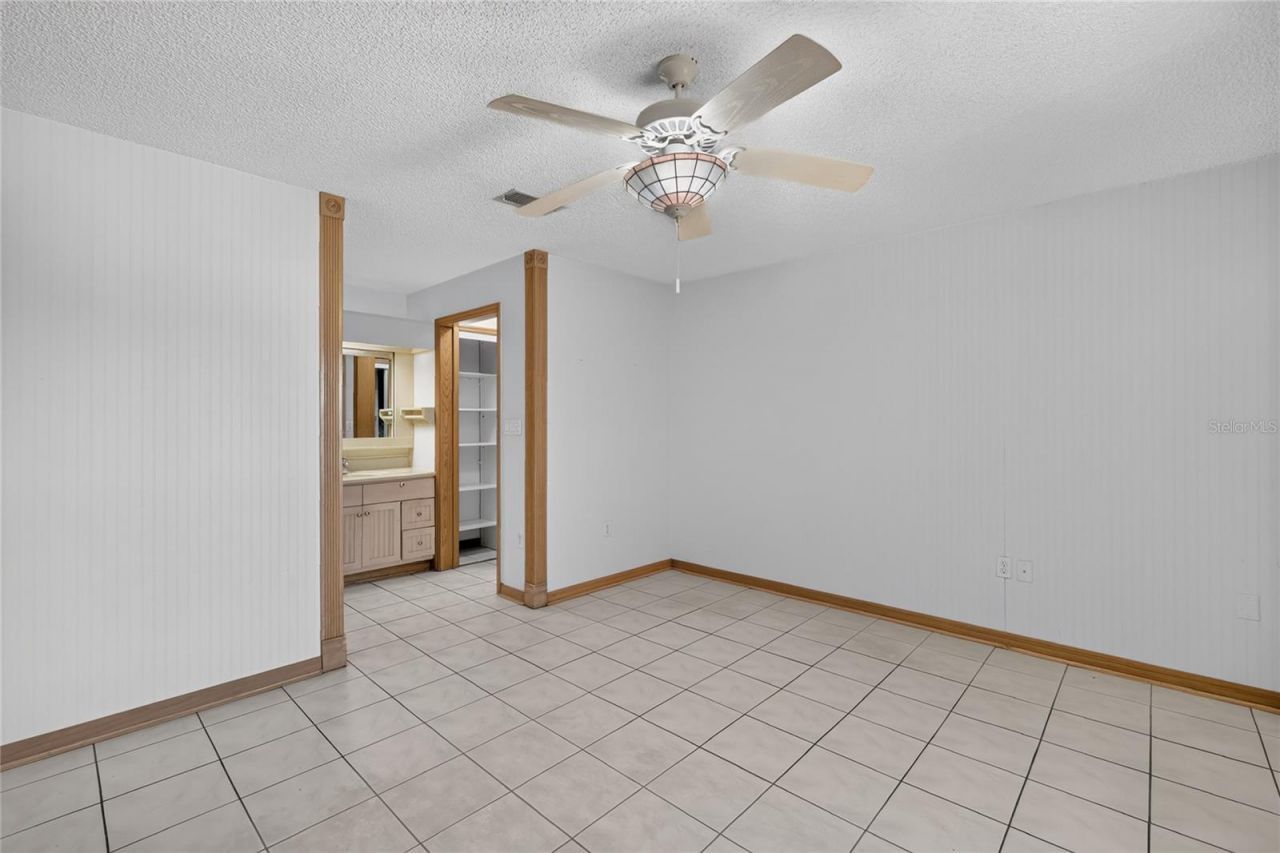 302 E Mirror Lake Drive, Fruitland Park, FL 34731 Photo