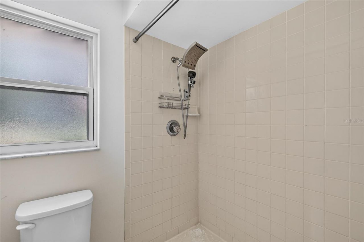 302 E Mirror Lake Drive, Fruitland Park, FL 34731 Photo