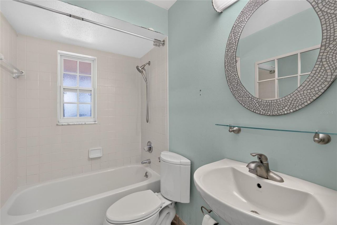 302 E Mirror Lake Drive, Fruitland Park, FL 34731 Photo