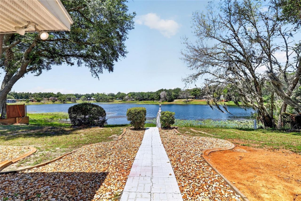 302 E Mirror Lake Drive, Fruitland Park, FL 34731 Photo