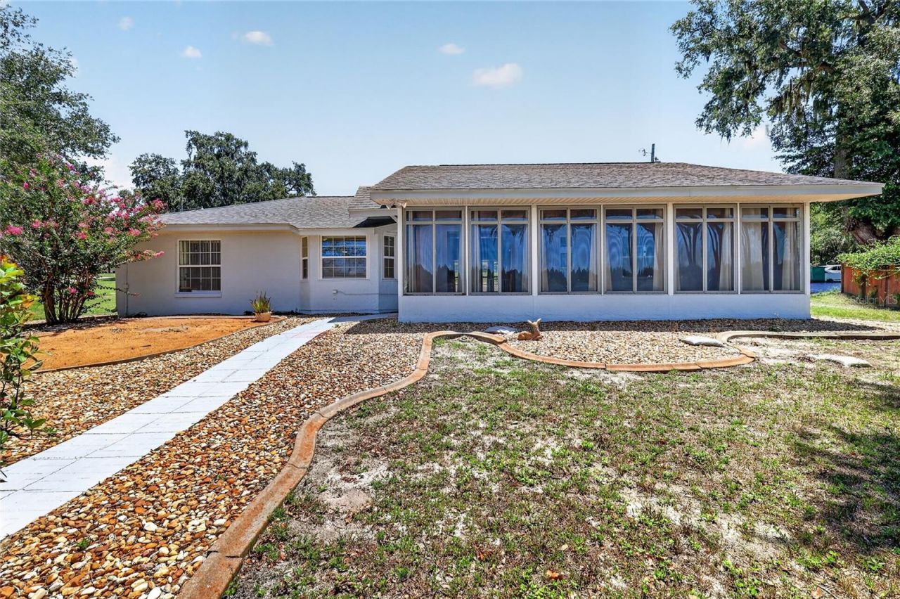302 E Mirror Lake Drive, Fruitland Park, FL 34731 Photo