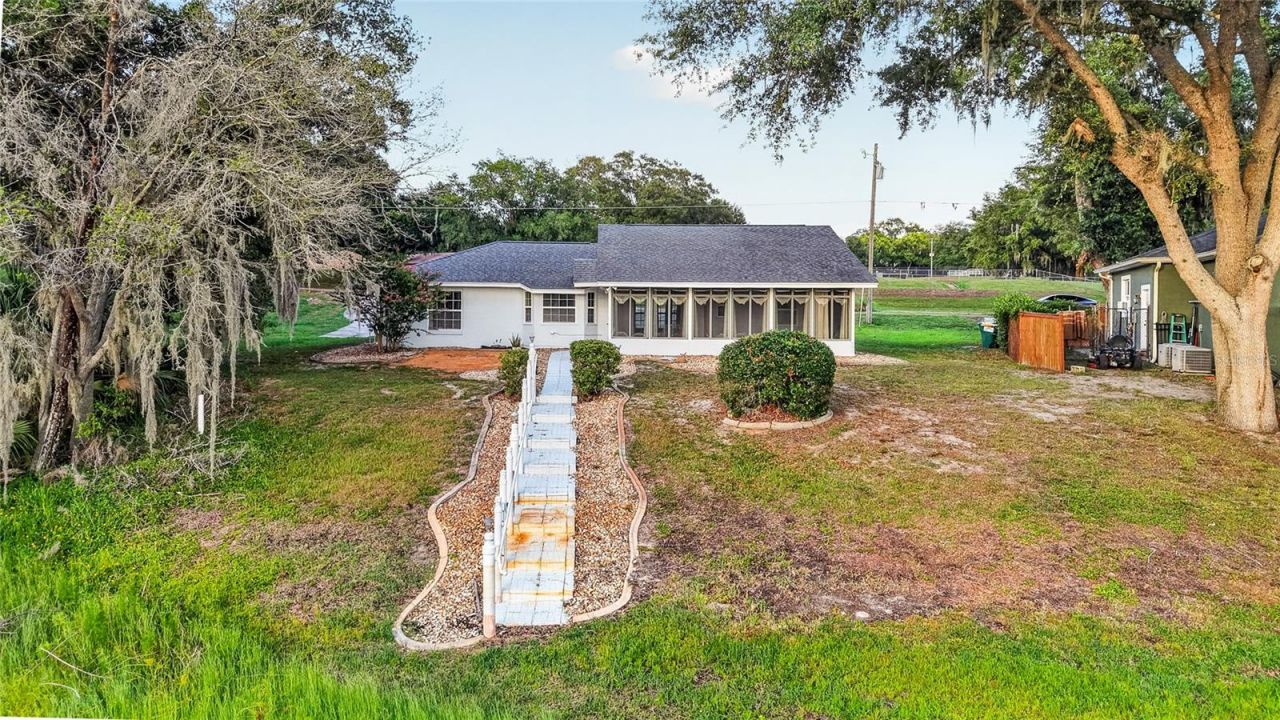 302 E Mirror Lake Drive, Fruitland Park, FL 34731 Photo