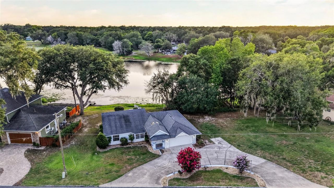 302 E Mirror Lake Drive, Fruitland Park, FL 34731 Photo