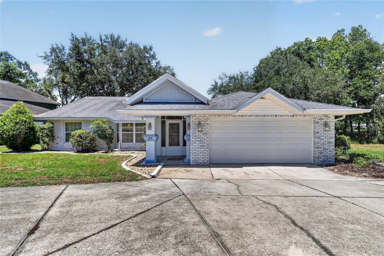 302 E Mirror Lake Drive, Fruitland Park, FL 34731 Photo