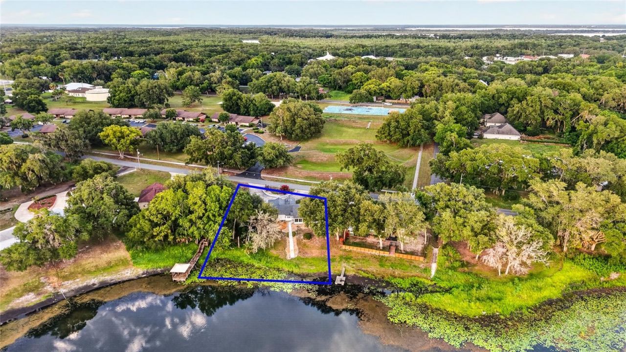 302 E Mirror Lake Drive, Fruitland Park, FL 34731 Photo