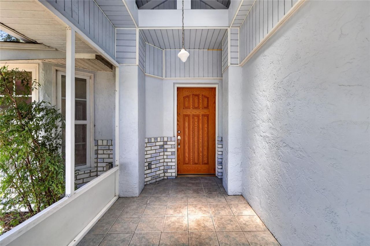 302 E Mirror Lake Drive, Fruitland Park, FL 34731 Photo