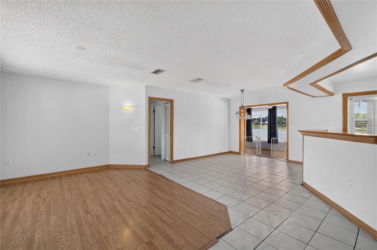 302 E Mirror Lake Drive, Fruitland Park, FL 34731 Photo