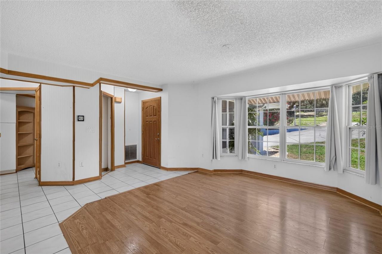 302 E Mirror Lake Drive, Fruitland Park, FL 34731 Photo