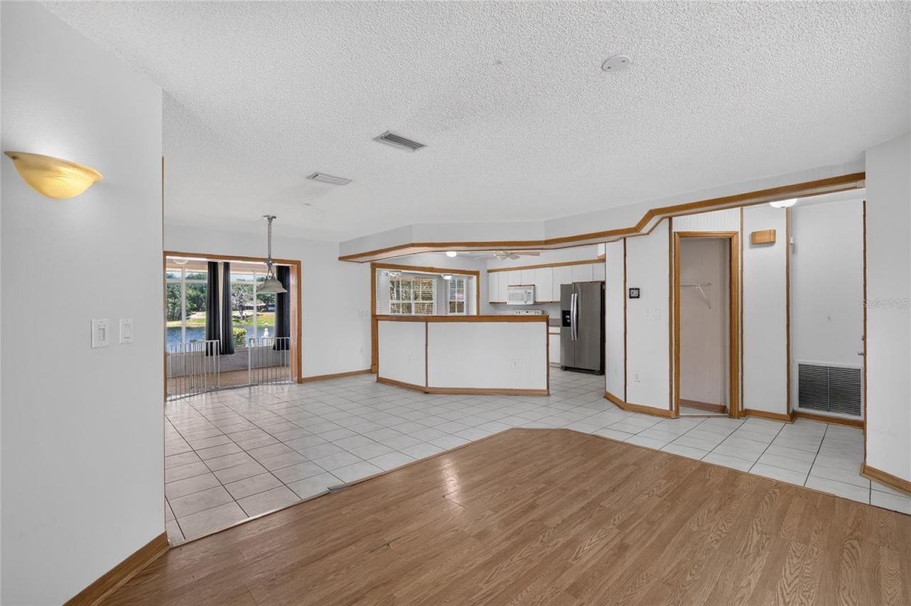 302 E Mirror Lake Drive, Fruitland Park, FL 34731 Photo