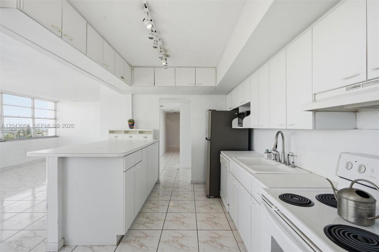 11930 N Bayshore Dr, Unit 609, North Miami, FL 33181 Photo