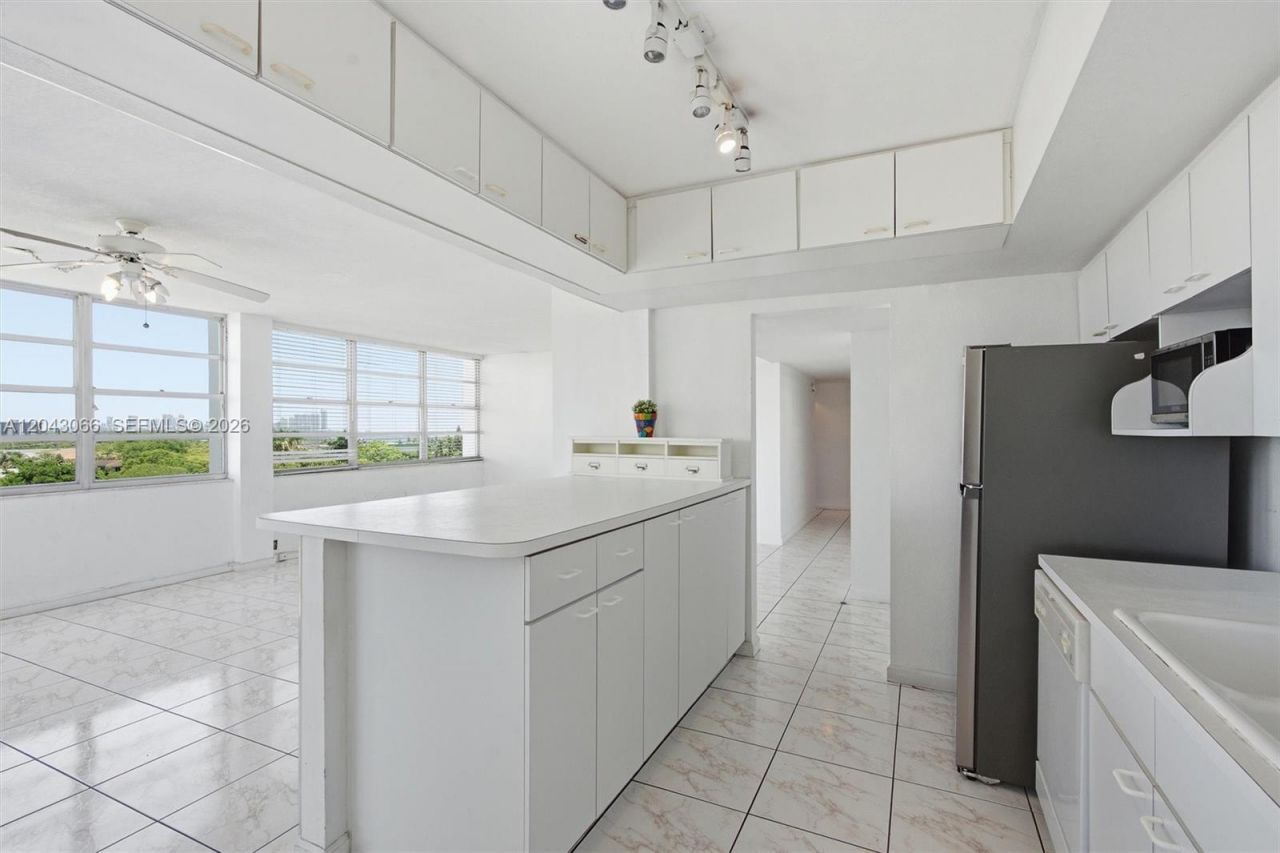 11930 N Bayshore Dr, Unit 609, North Miami, FL 33181 Photo
