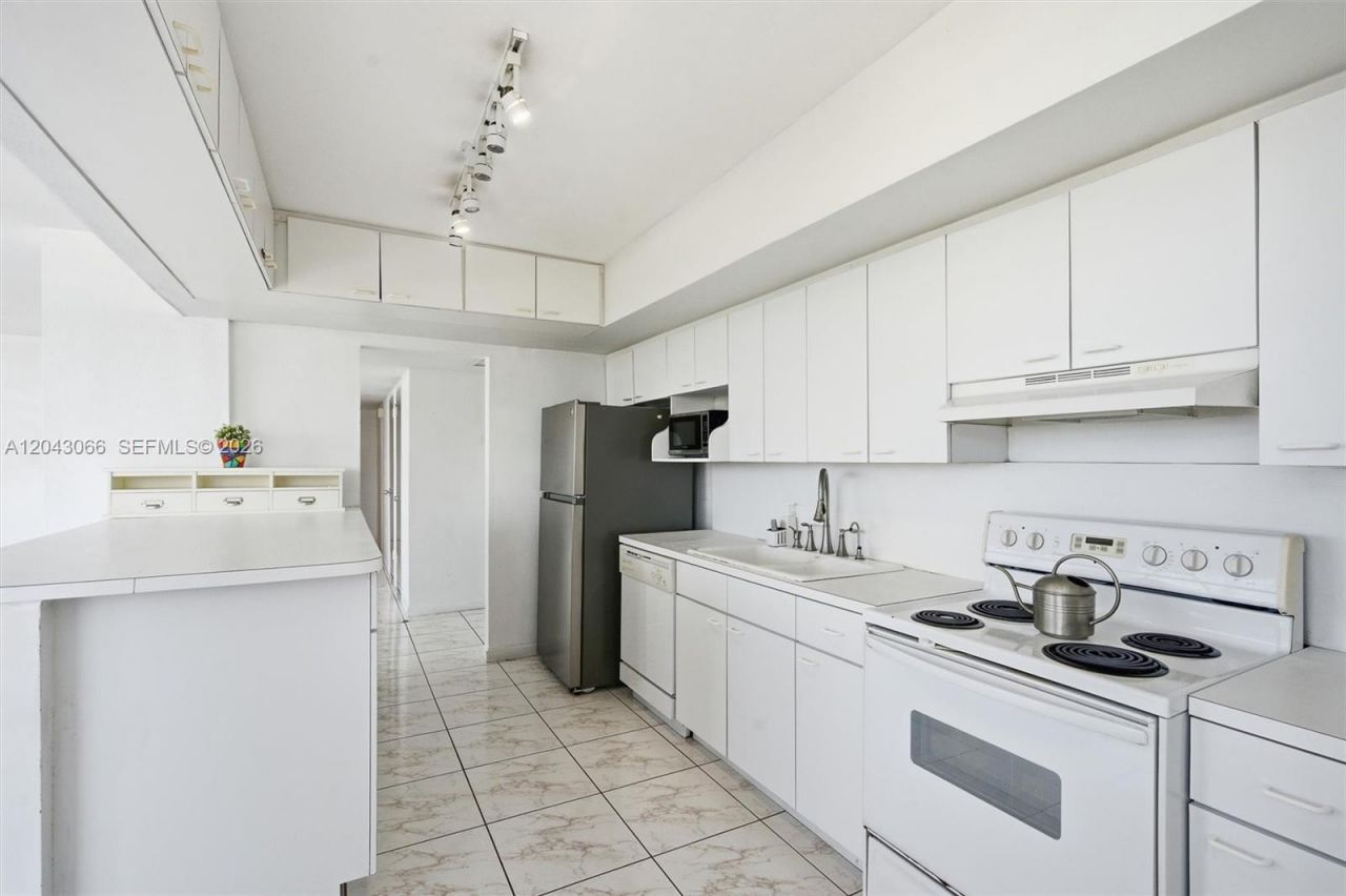 11930 N Bayshore Dr, Unit 609, North Miami, FL 33181 Photo