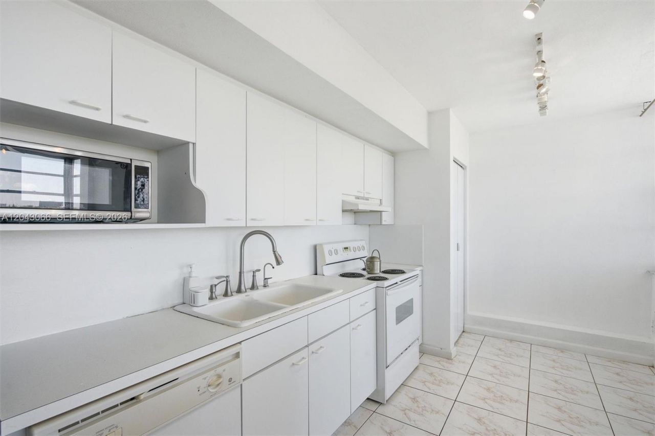 11930 N Bayshore Dr, Unit 609, North Miami, FL 33181 Photo