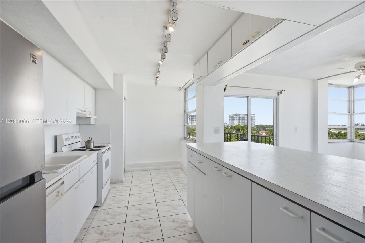 11930 N Bayshore Dr, Unit 609, North Miami, FL 33181 Photo