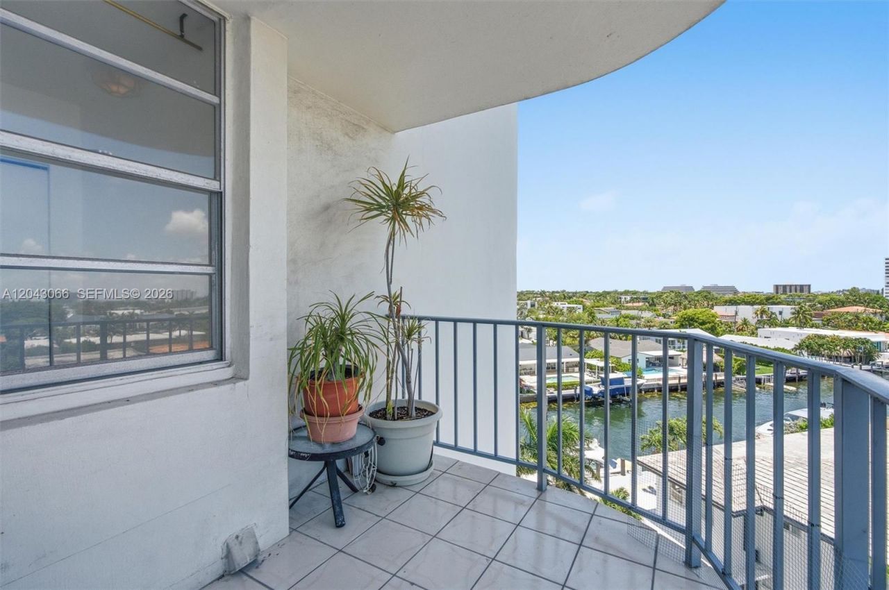 11930 N Bayshore Dr, Unit 609, North Miami, FL 33181 Photo