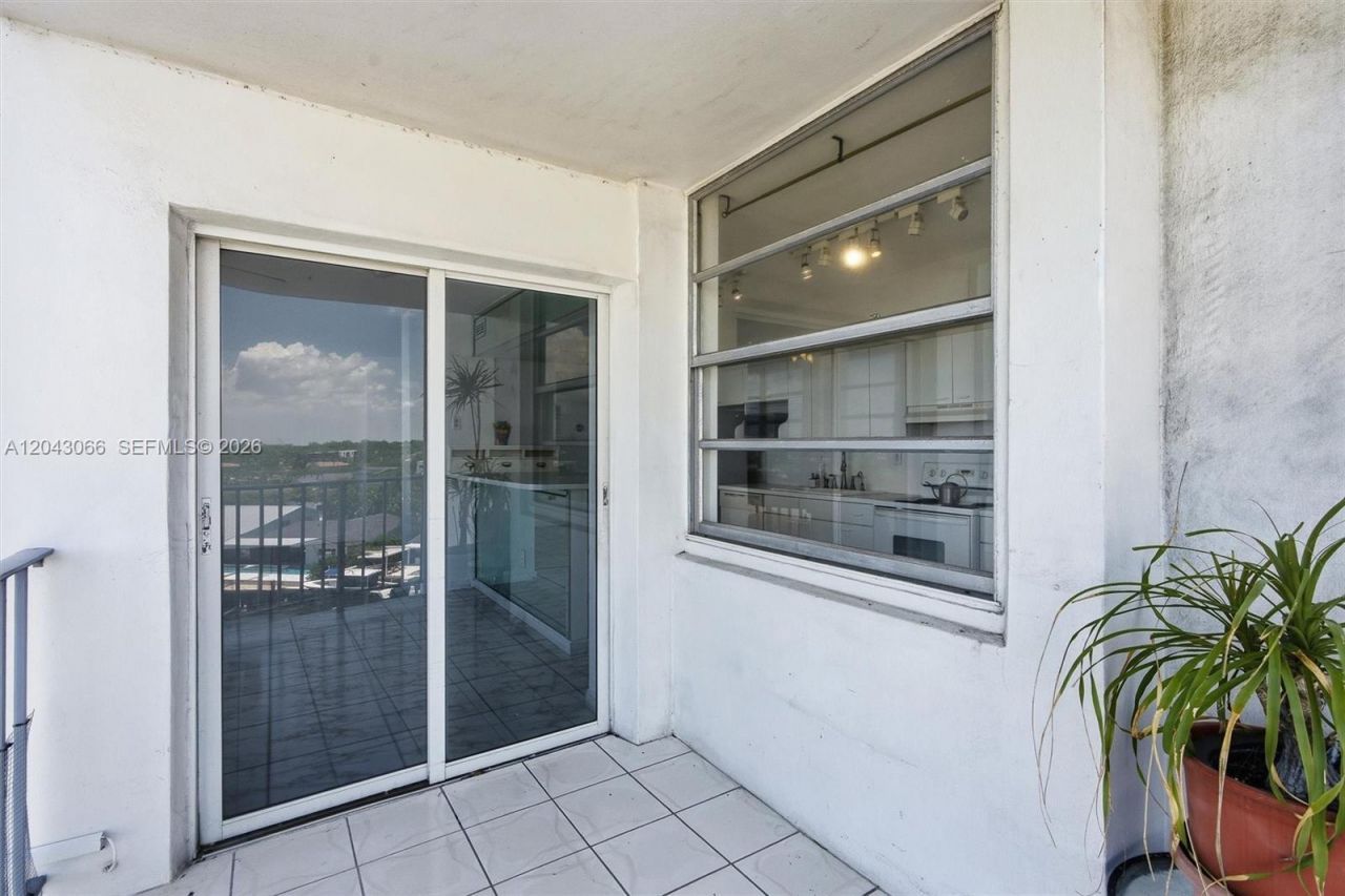 11930 N Bayshore Dr, Unit 609, North Miami, FL 33181 Photo
