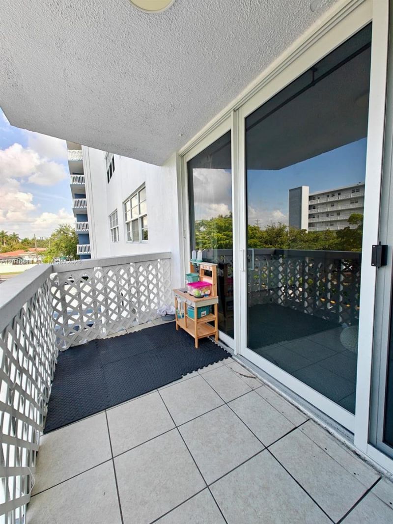 400 NE 12th Ave , Unit 306, Hallandale Beach, FL 33009 Photo