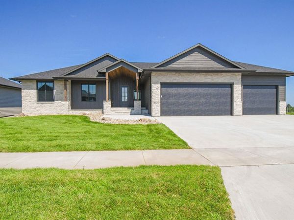 8421 E Roughlock St, Sioux Falls, SD 57110