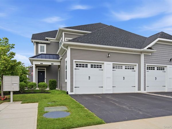 21 Seasons Way , Dix Hills, NY 11746