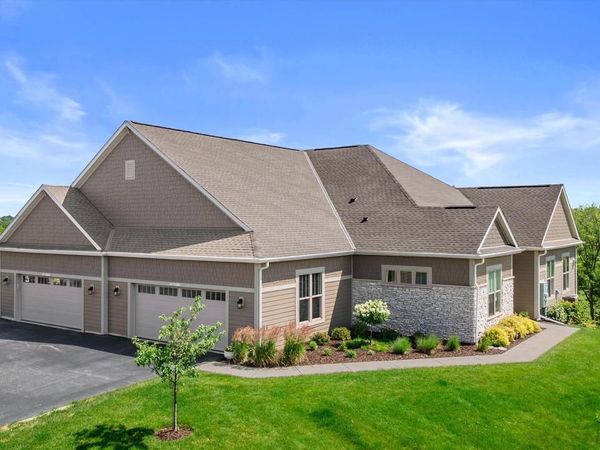 N28W25172 Parkway Ridge CIRCLE, Unit B, Pewaukee, WI 53072