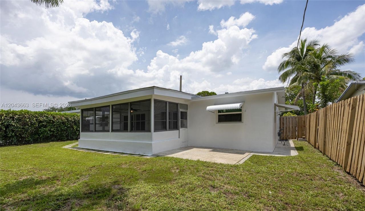 8571 NW 27th Pl , Sunrise, FL 33322 Photo