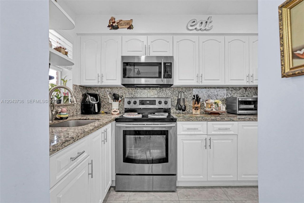 160 NE 8th Ave , Unit 27A, Hallandale Beach, FL 33009 Photo
