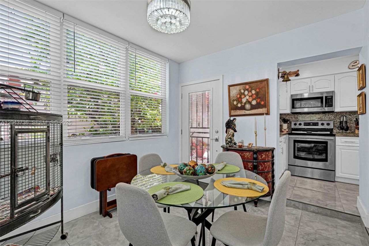 160 NE 8th Ave , Unit 27A, Hallandale Beach, FL 33009 Photo