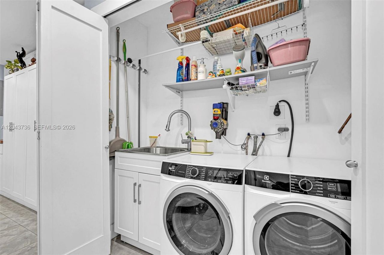 160 NE 8th Ave , Unit 27A, Hallandale Beach, FL 33009 Photo