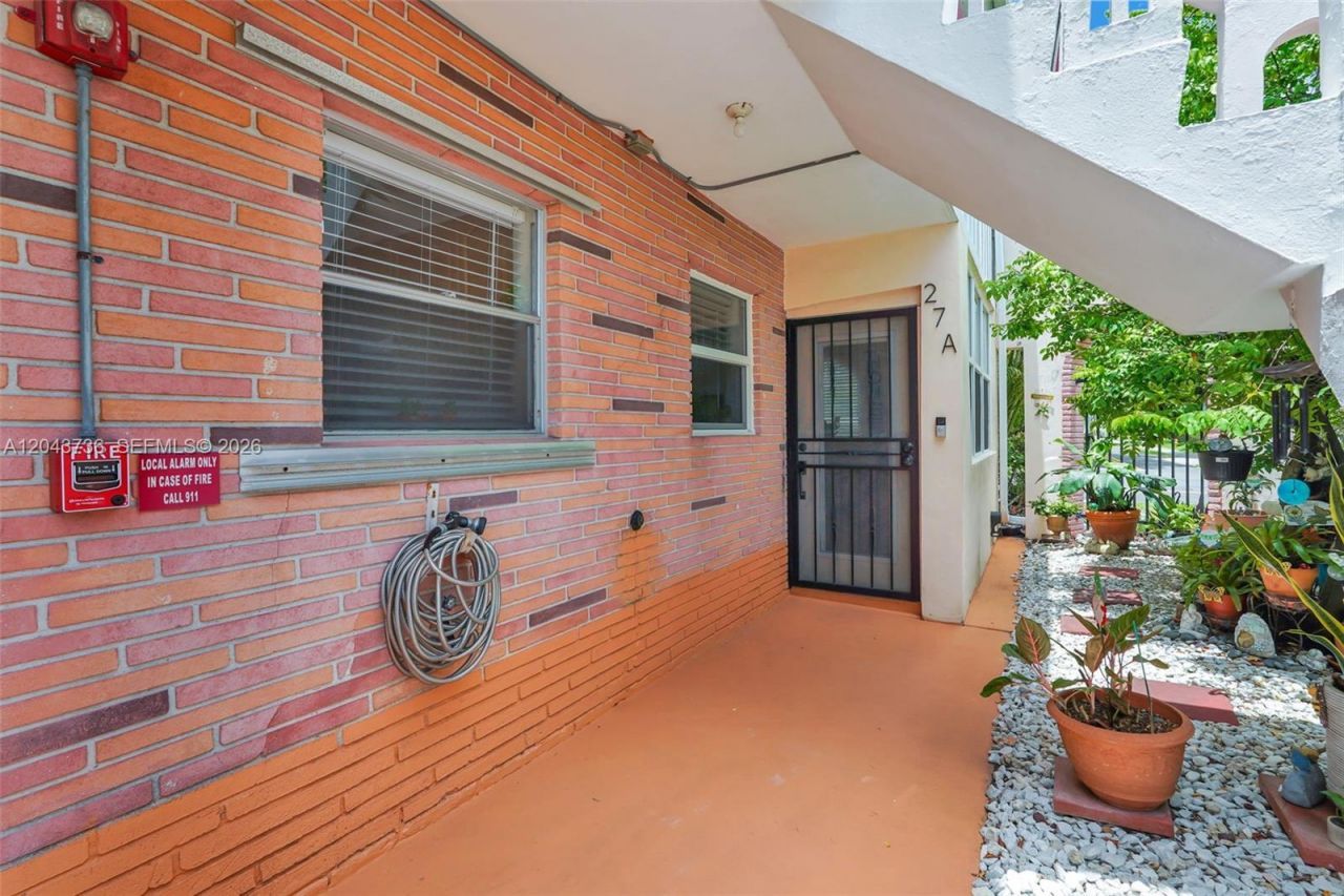 160 NE 8th Ave , Unit 27A, Hallandale Beach, FL 33009 Photo