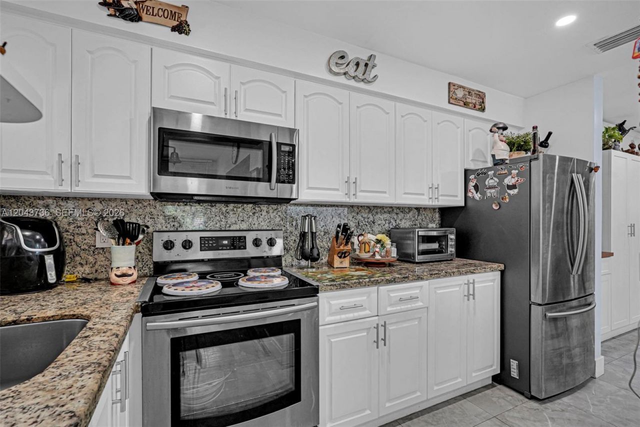 160 NE 8th Ave , Unit 27A, Hallandale Beach, FL 33009 Photo