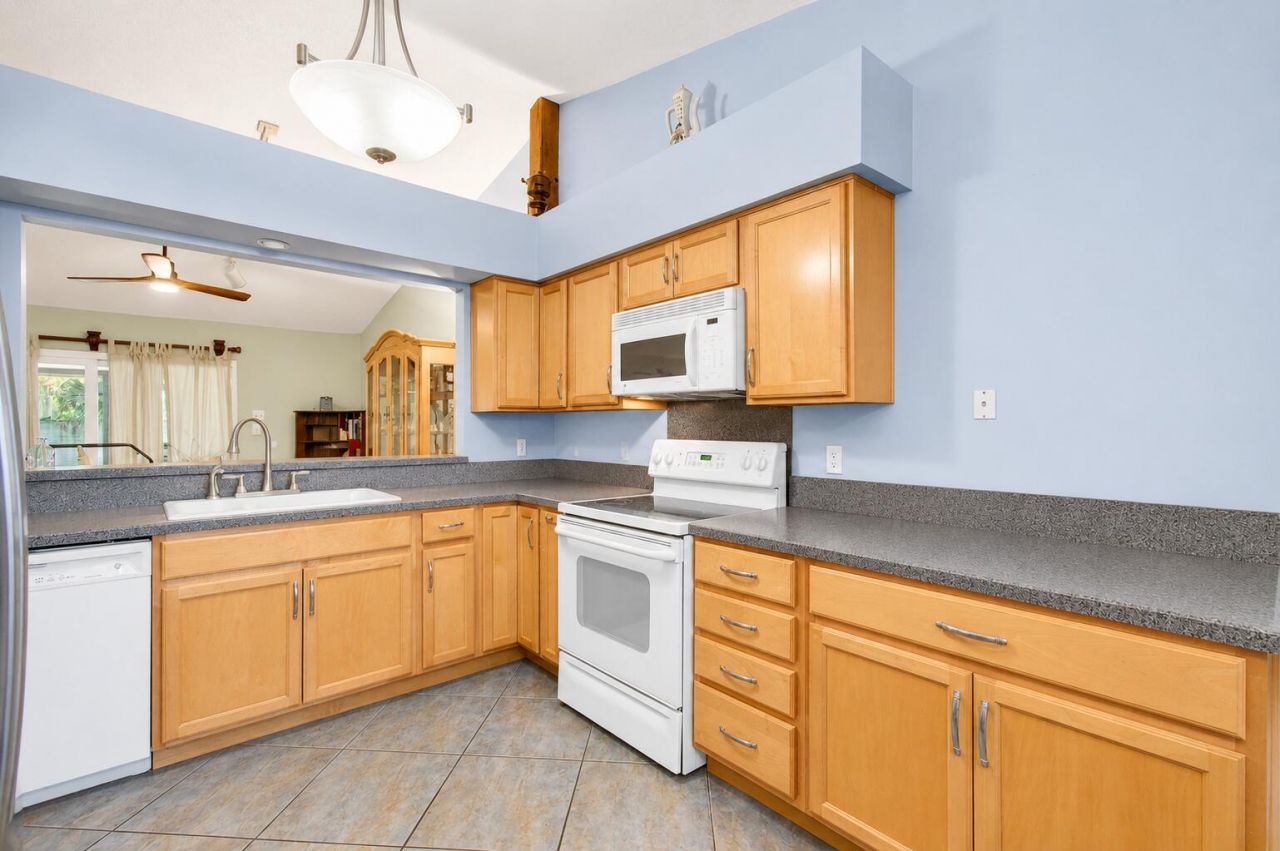 2400 SW 19th Avenue, Boynton Beach, FL 33426 Photo