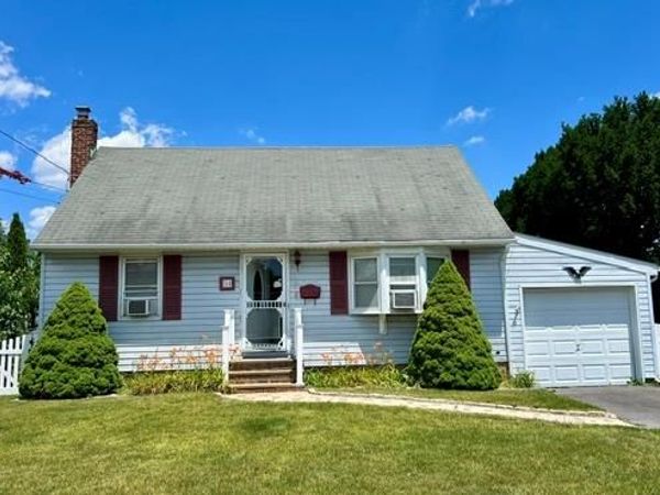 18 Plymouth Road , Massapequa, NY 11758