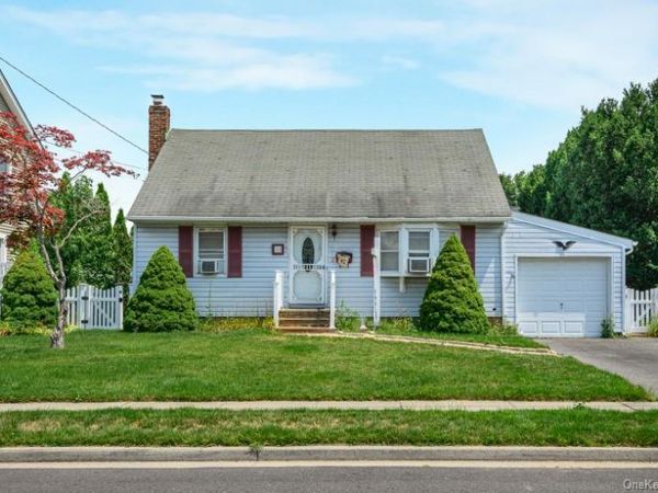 18 Plymouth Road , Massapequa, NY 11758
