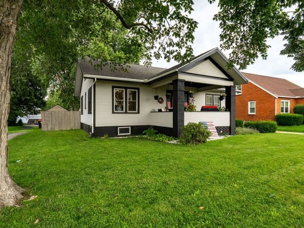 307 W Cleveland Street , Heyworth, IL 61745
