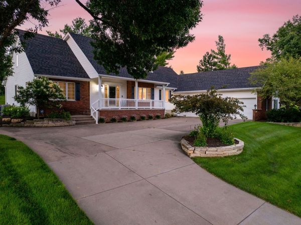 5018 Turnberry Lane, Davenport, IA 52807