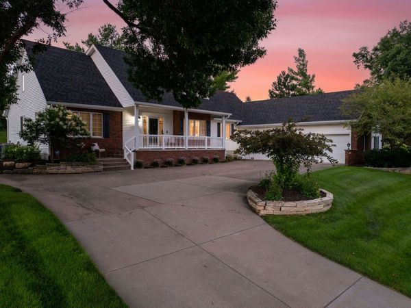 5018 Turnberry Lane, Davenport, IA 52807