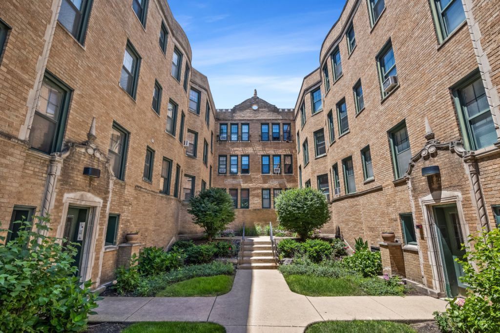 146 Clyde Avenue, Unit 2W, Evanston, IL 60202 Main Photo