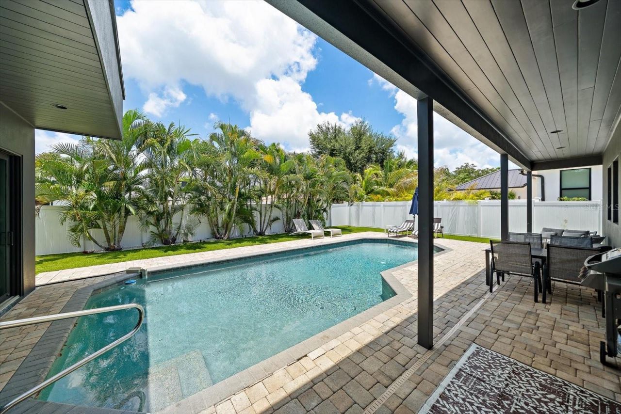 1905 Tulip Drive, Sarasota, FL 34239 Photo