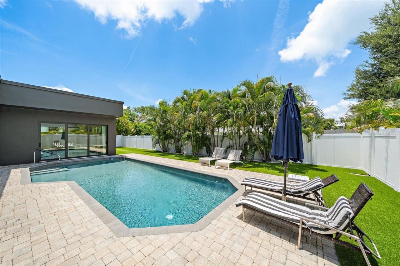1905 Tulip Drive, Sarasota, FL 34239 Photo