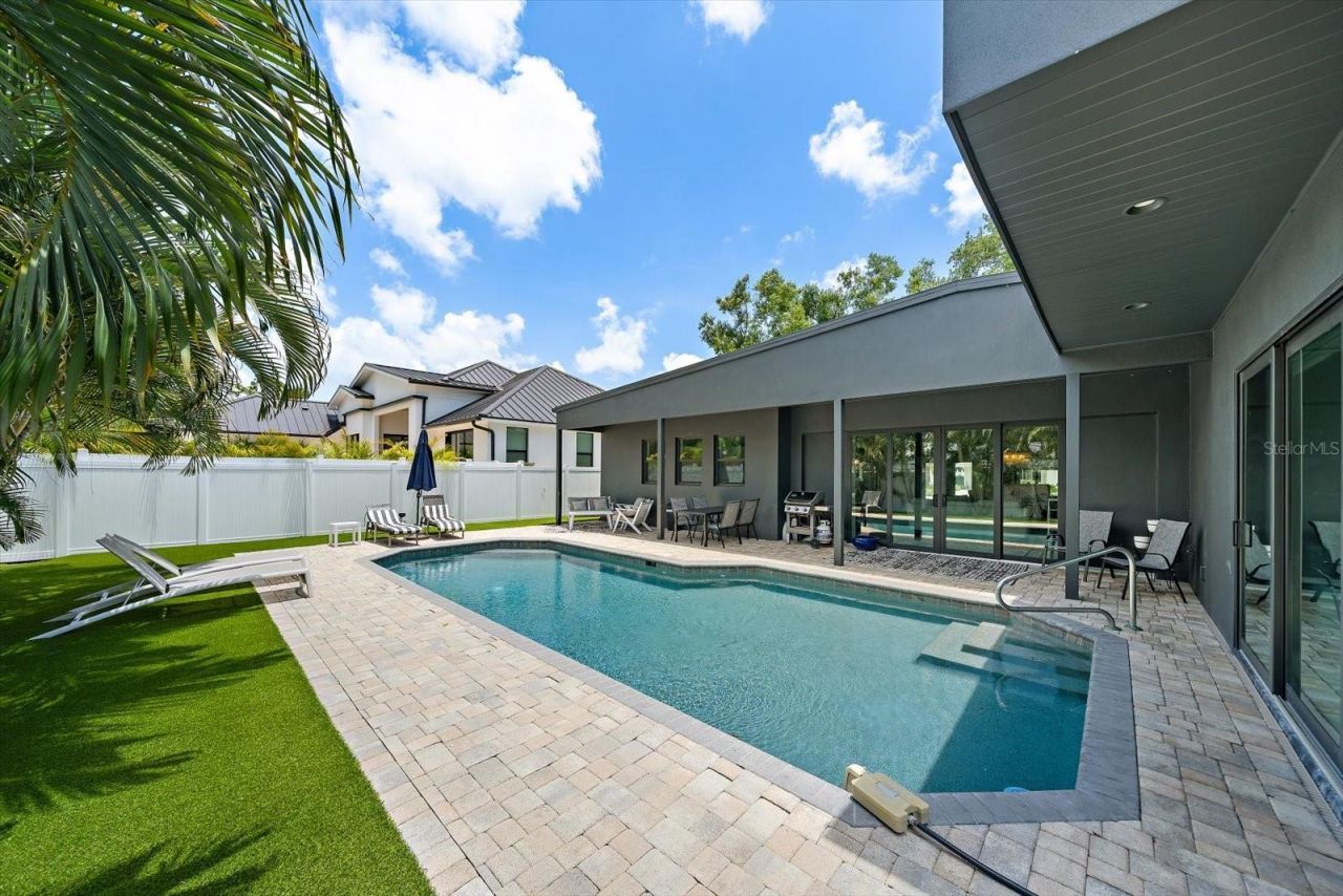 1905 Tulip Drive, Sarasota, FL 34239 Photo