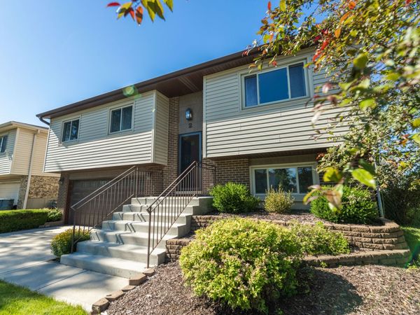 2 Oakwood Drive , Elk Grove Village, IL 60007