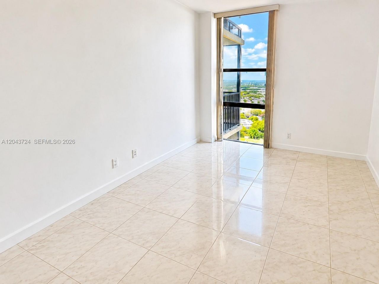 20335 W Country Club Dr , Unit 2210, Aventura, FL 33180 Photo